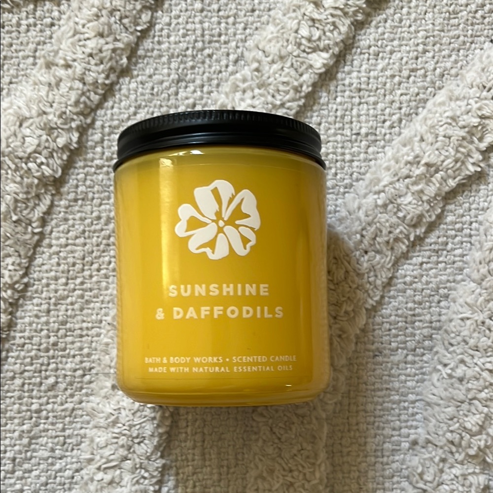 NWT Bath & Body Works Sunshine & Daffodils Scented Candle - Yellow